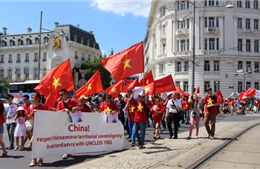 Người Việt tại Áo tuần hành phản đối Trung Quốc